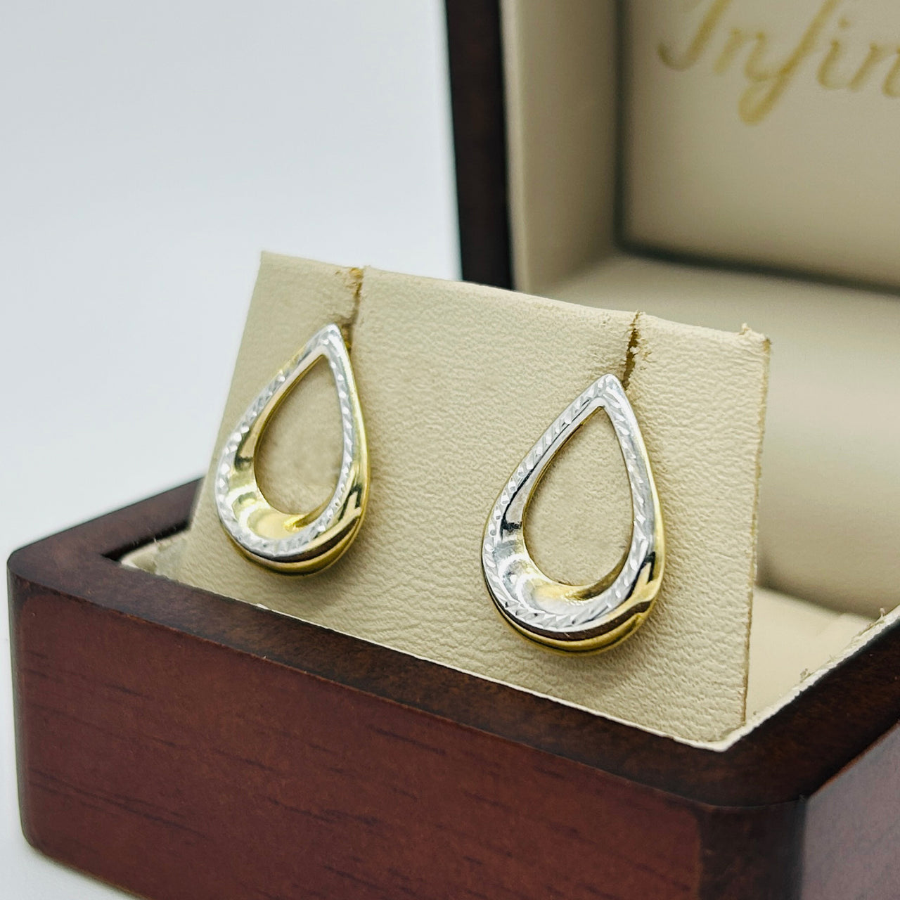 Arete Oro 10k - Forma de Gota Diamantada