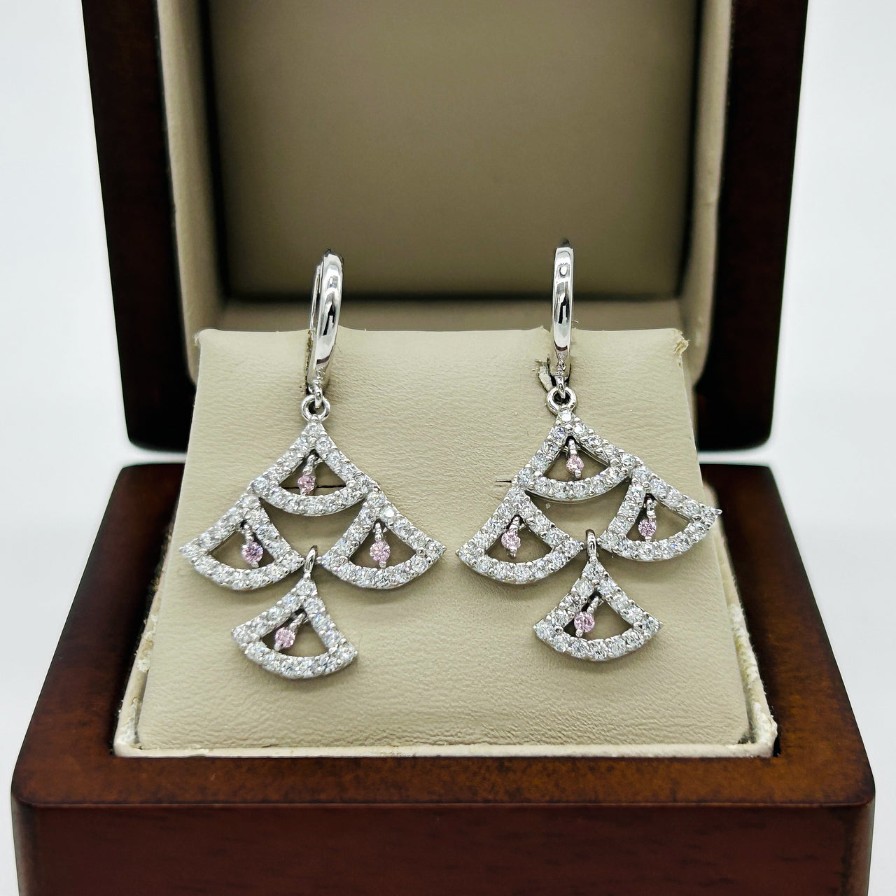Arete Oro Blanco 10k - Triángulos con Zirconia