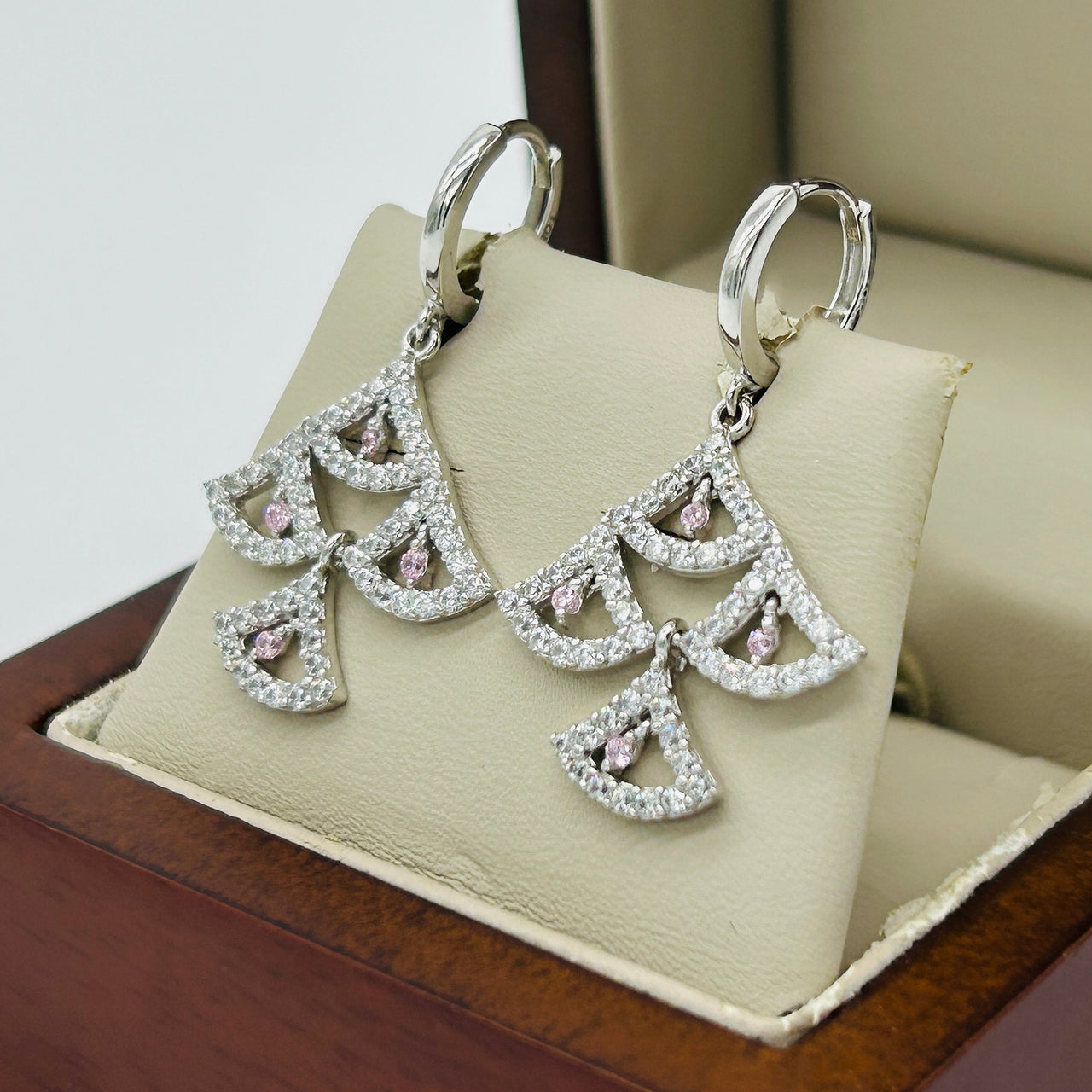 Arete Oro Blanco 10k - Triángulos con Zirconia