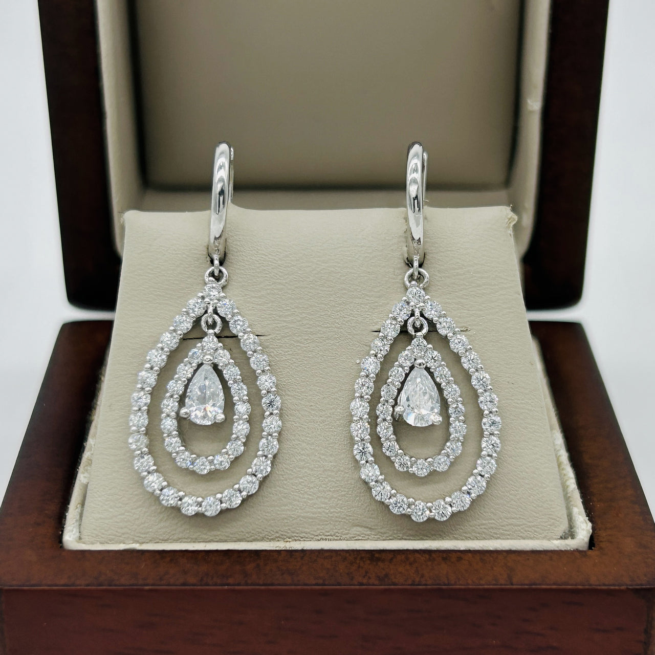 Arete Oro Blanco 10k - Gota con Zirconias