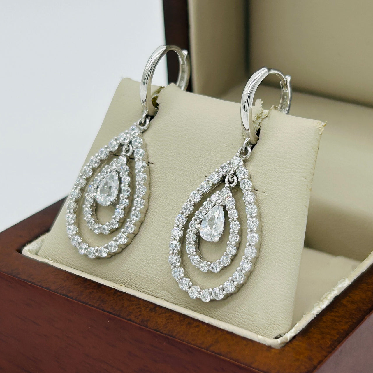 Arete Oro Blanco 10k - Gota con Zirconias