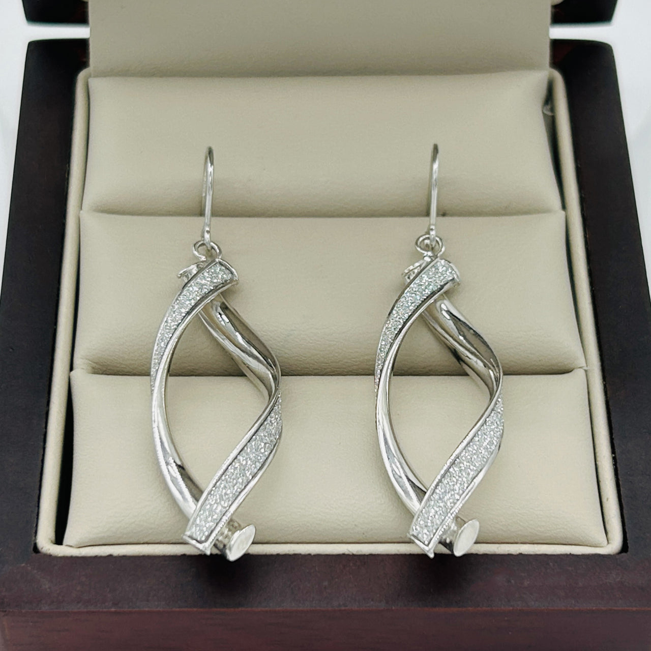 Arete Oro Blanco 10k - Ondas Diamantadas