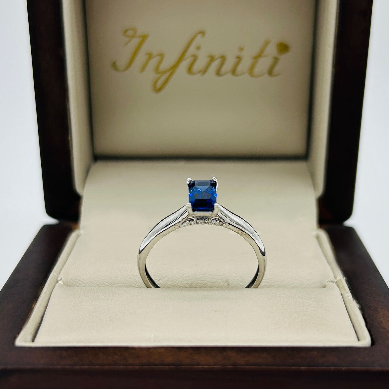 Anillo Oro Blanco 14k - Zafiro Laboratorio 0.65 CT