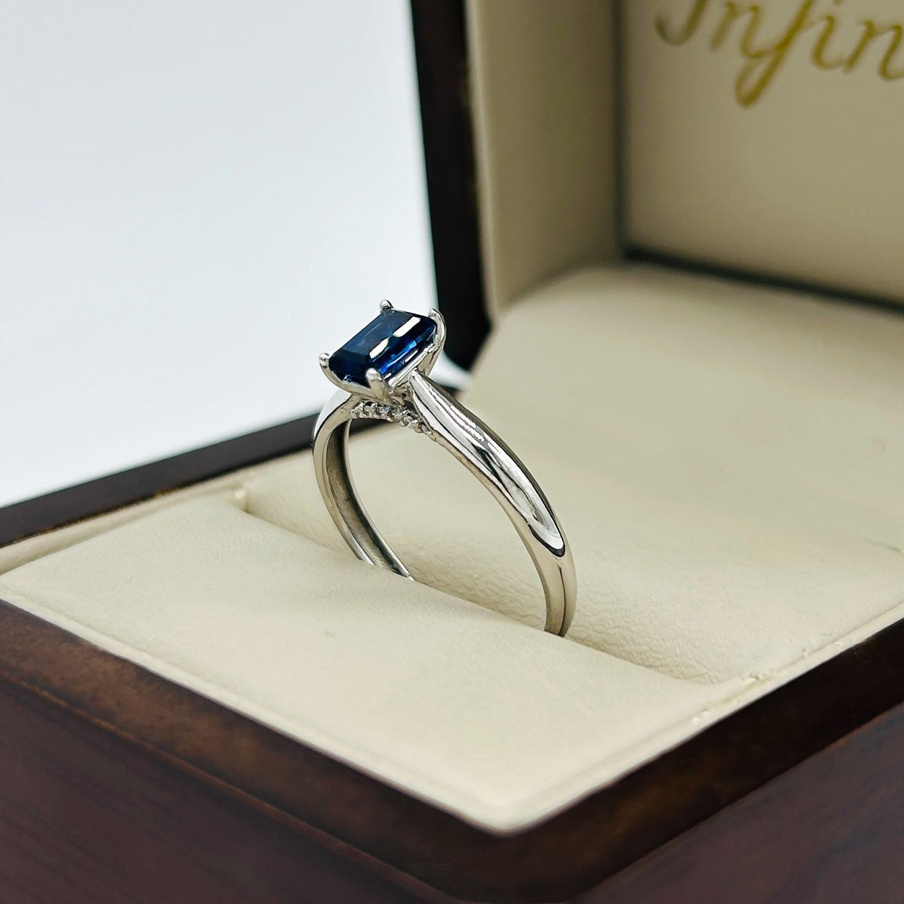 Anillo Oro Blanco 14k - Zafiro Laboratorio 0.65 CT