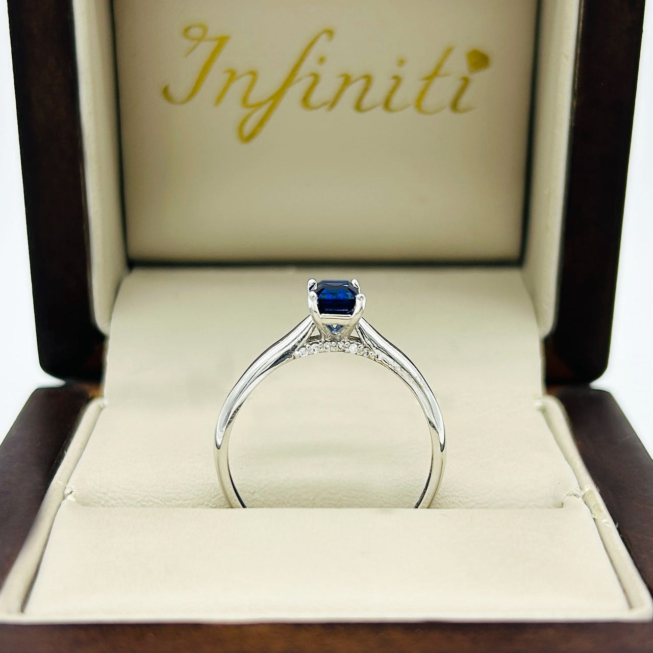Anillo Oro Blanco 14k - Zafiro Laboratorio 0.65 CT