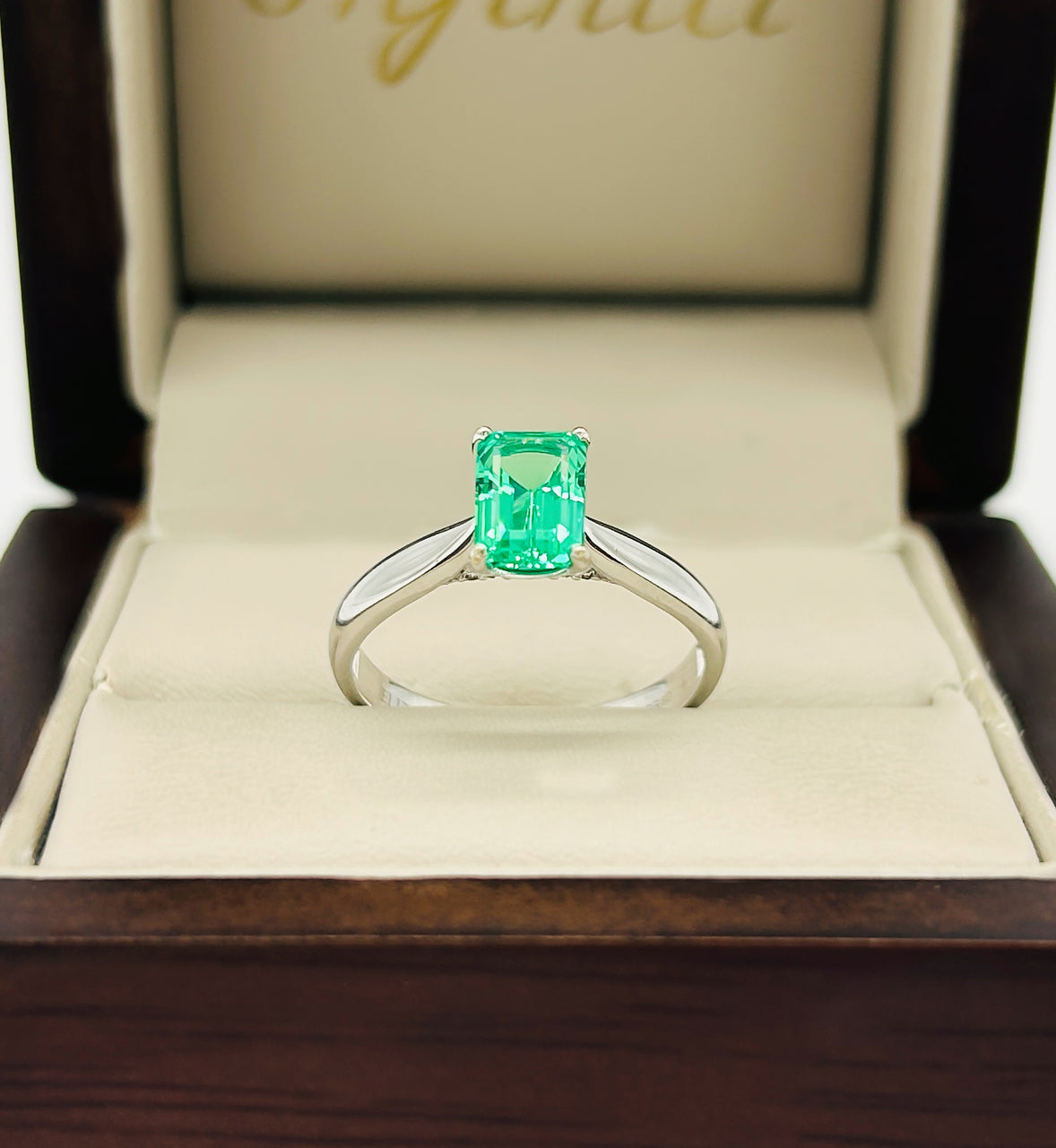 Anillo Oro Blanco 14k - Esmeralda Laboratorio 0.85 CT