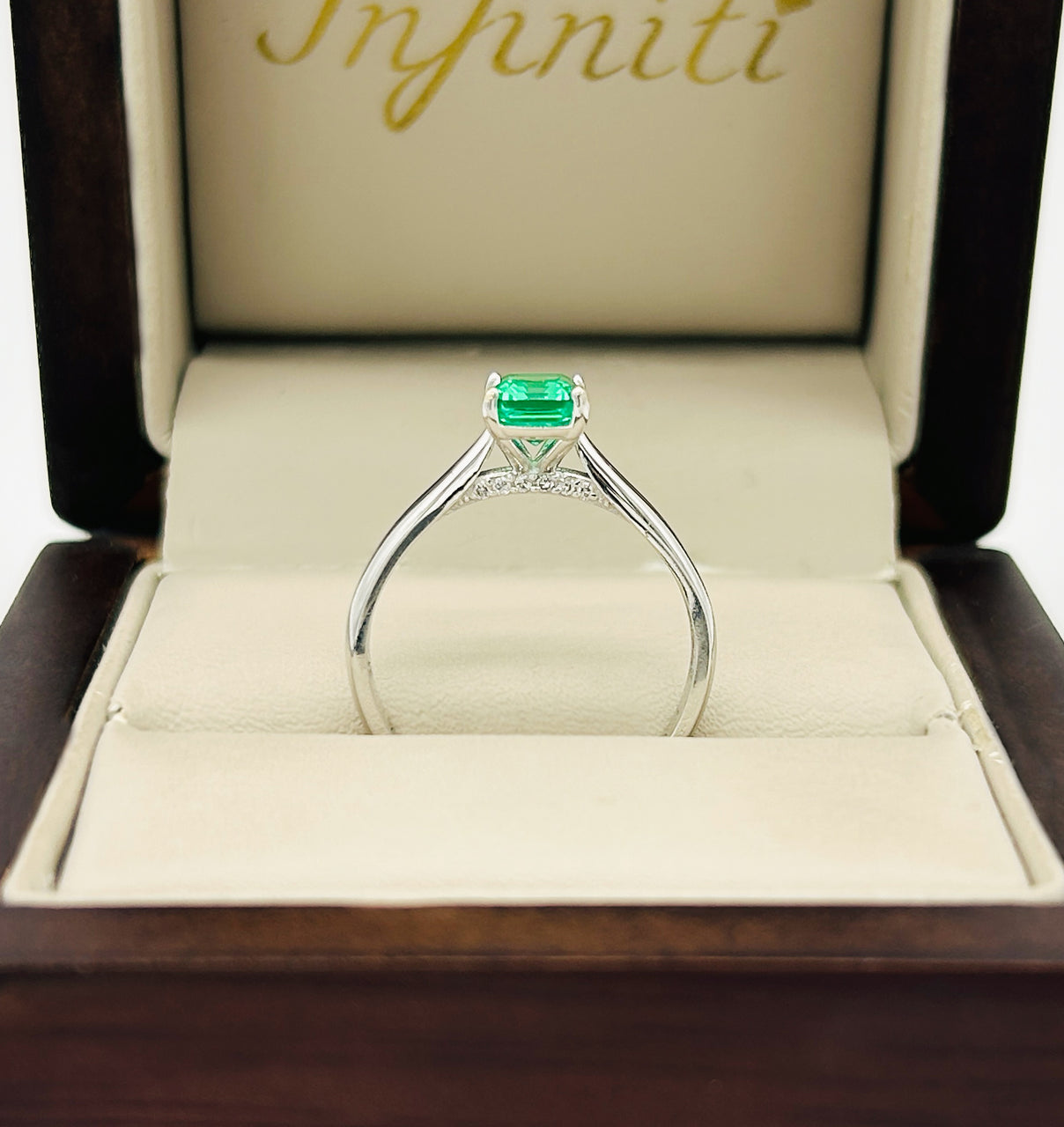 Anillo Oro Blanco 14k - Esmeralda Laboratorio 0.85 CT