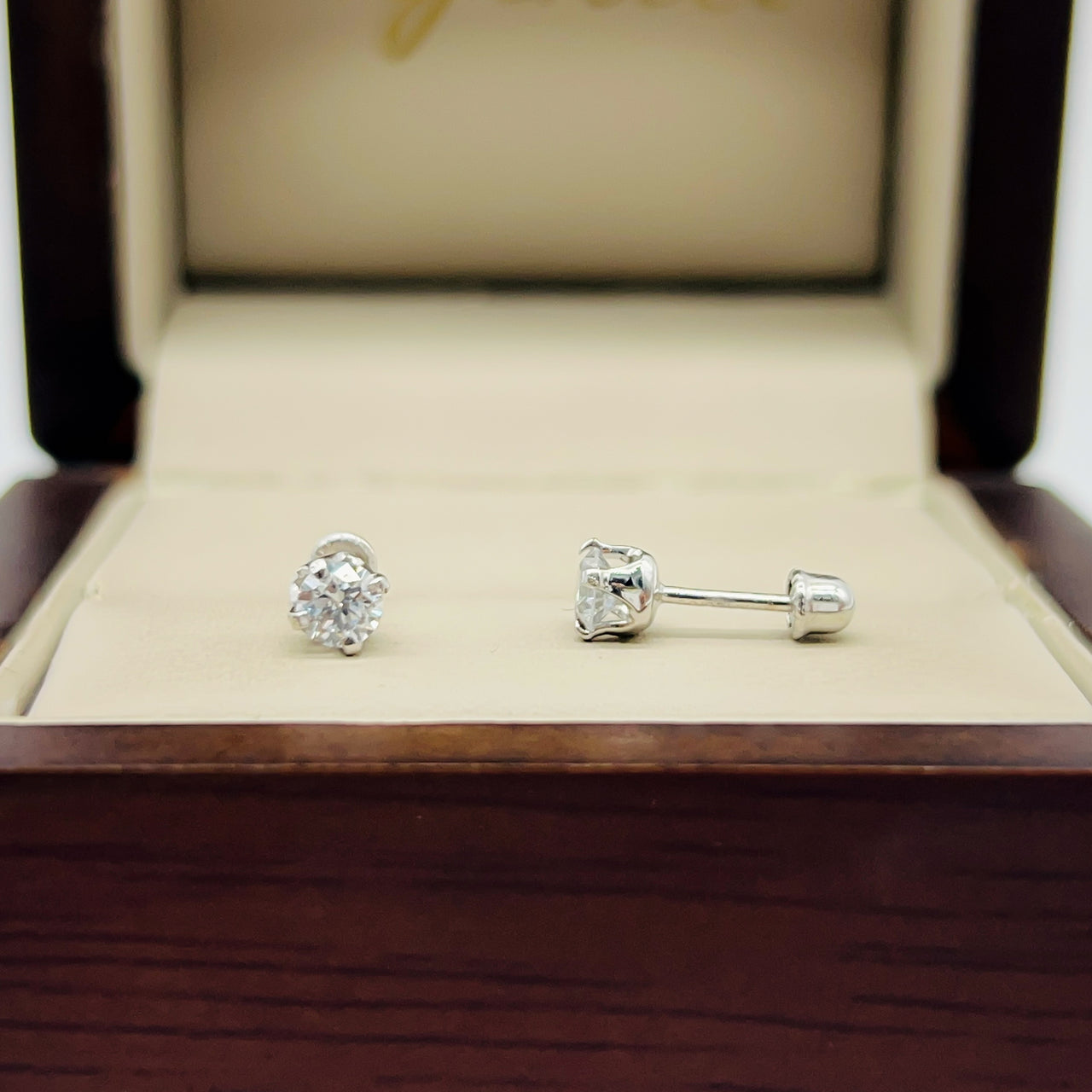 Broquel Oro Blanco 14k - Diamante Laboratorio 0.31 CTW