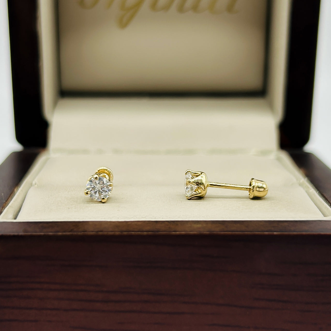 Broquel Oro 14k - Diamante Laboratorio 0.31 CTW