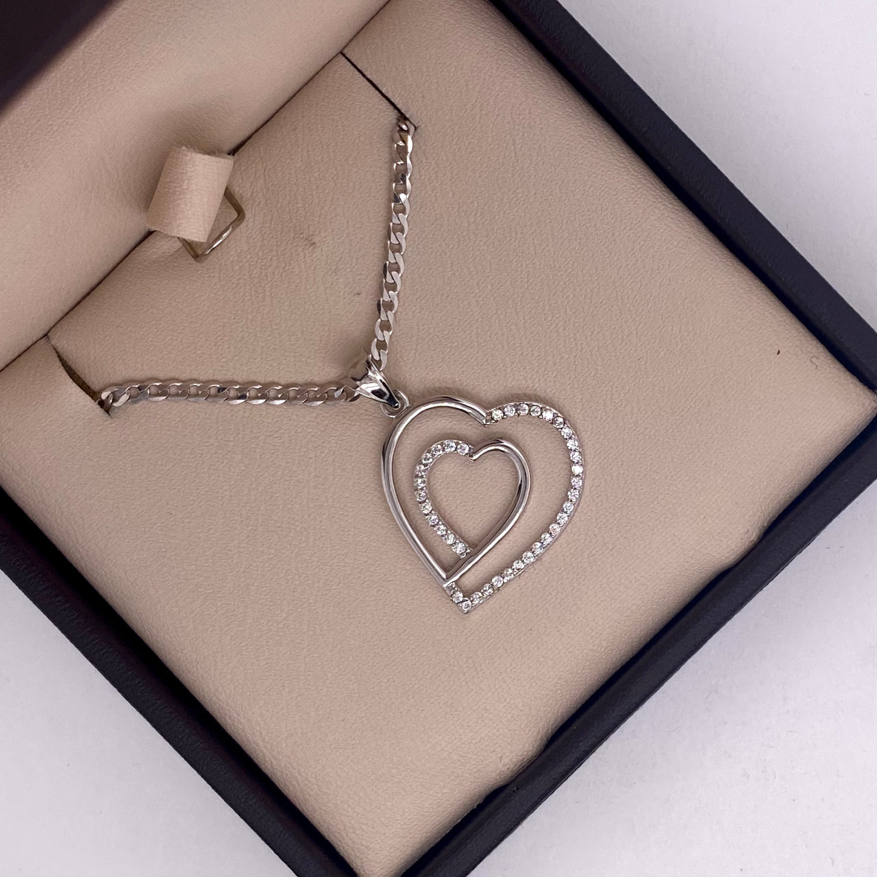 Dije Oro Blanco 10k - Doble Corazón con Zirconia