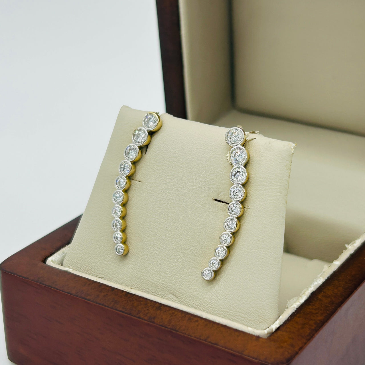 Arete Oro 10k - Barra con Zirconias