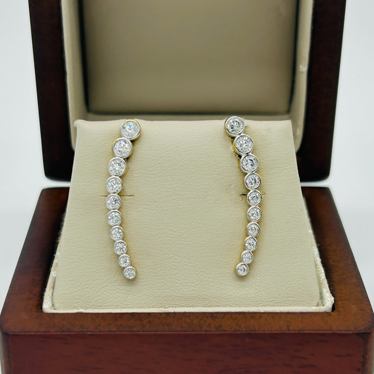 Arete Oro 10k - Barra con Zirconias
