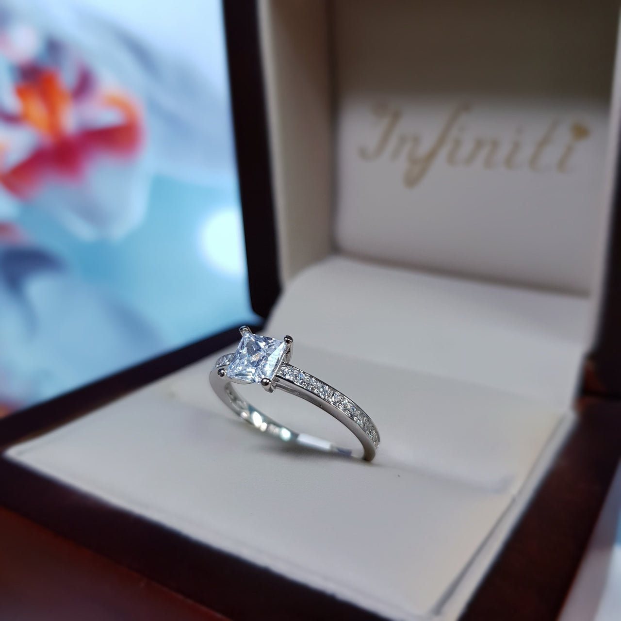 Anillo Oro Blanco 10k, Zirconia Central Princess 4.5 mm - Infiniti Joyas