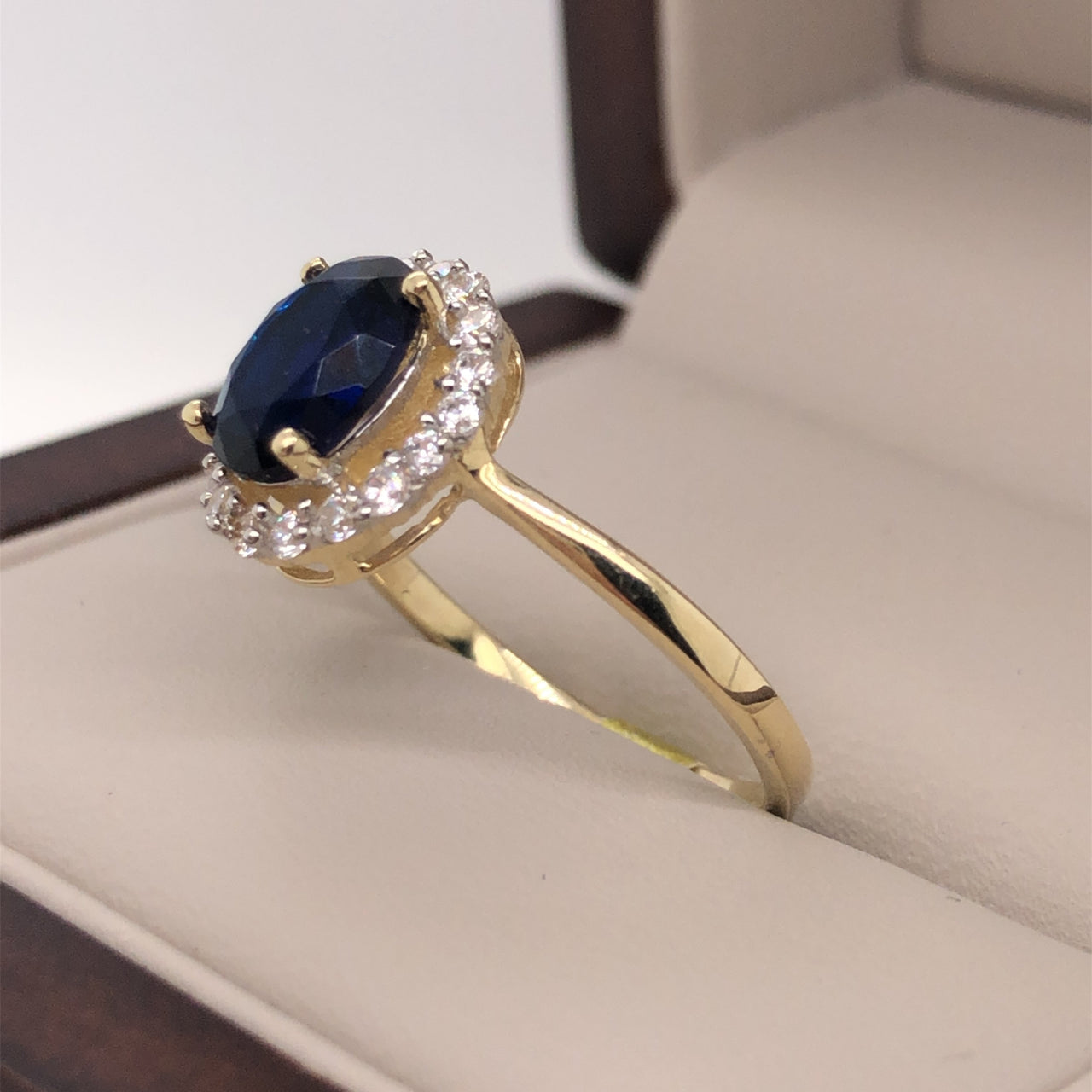 Anillo Oro 10k, Halo con Zafiro 8x6 mm - Infiniti Joyas