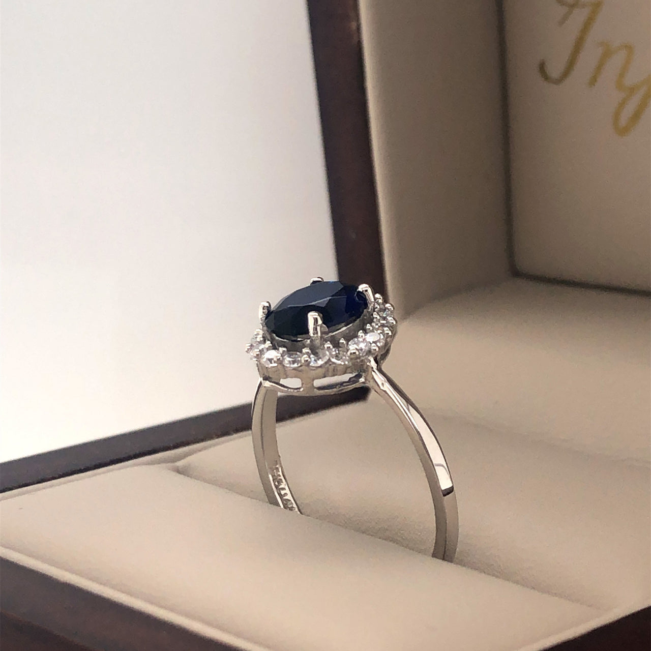 Anillo Oro Blanco 10k, Halo con Zafiro 8x6 mm - Infiniti Joyas