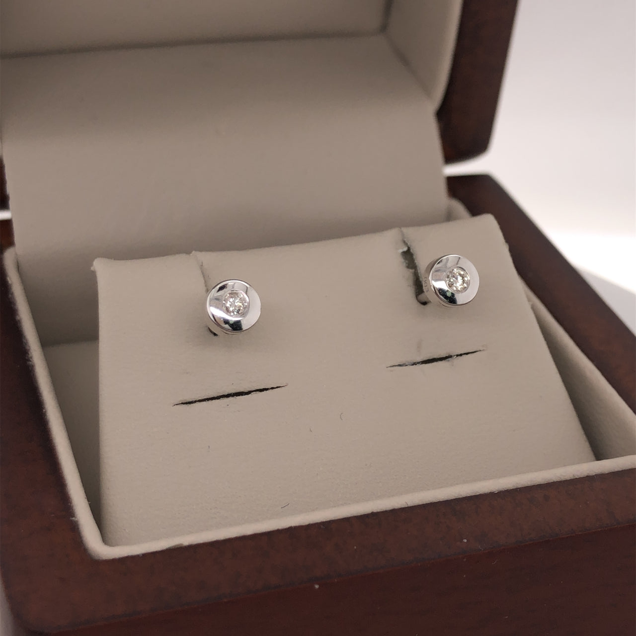 Broquel Oro Blanco 14k, Diamante con 5 Puntos Totales