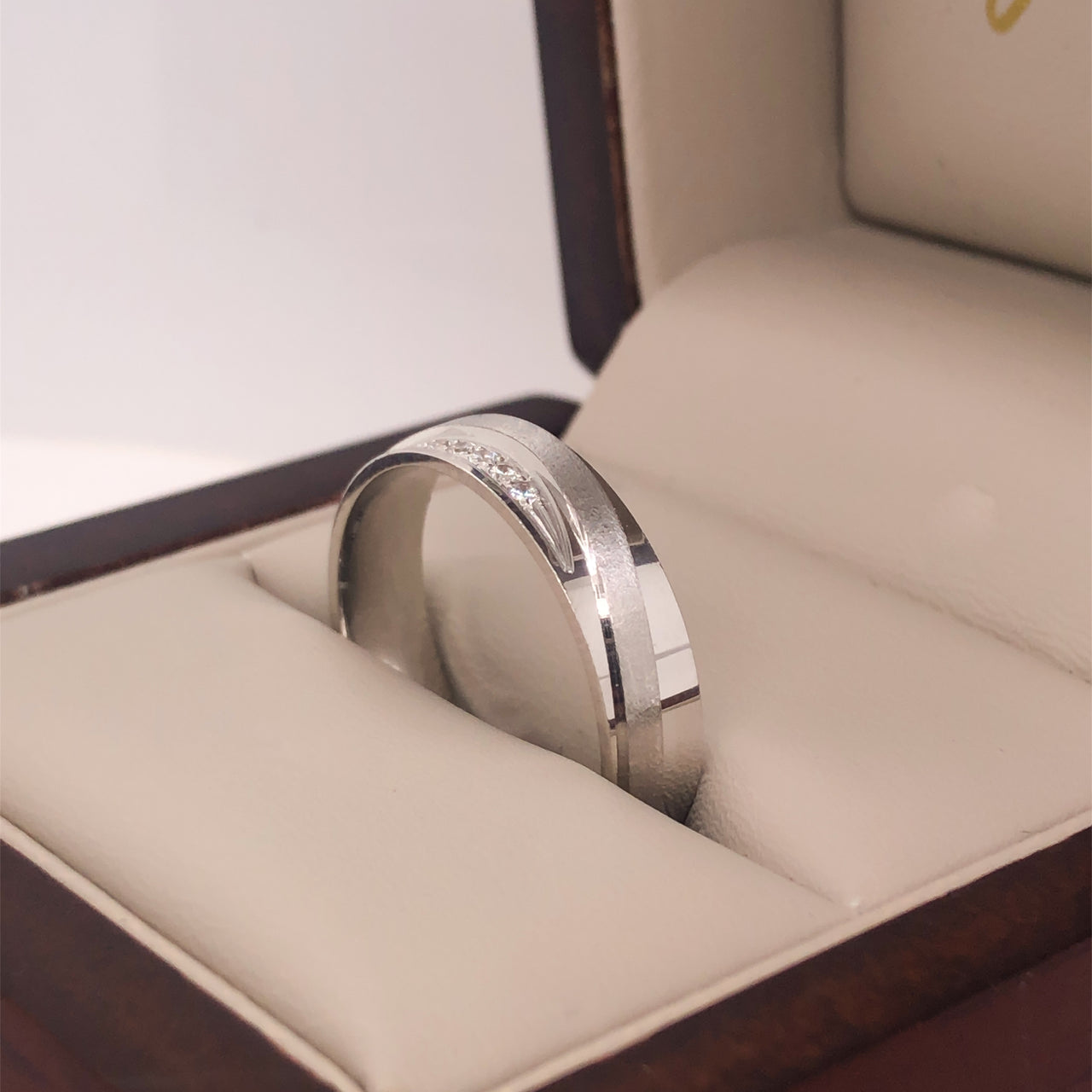 Argolla Oro Blanco 14k - Acabado Liso Línea Mate con Confort, Ancho 5 mm