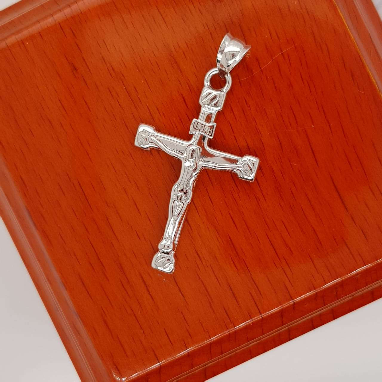 Cruz Redondeada Con Cristo y Orillas Diamantadas - Oro Blanco 14k - Infiniti Joyas