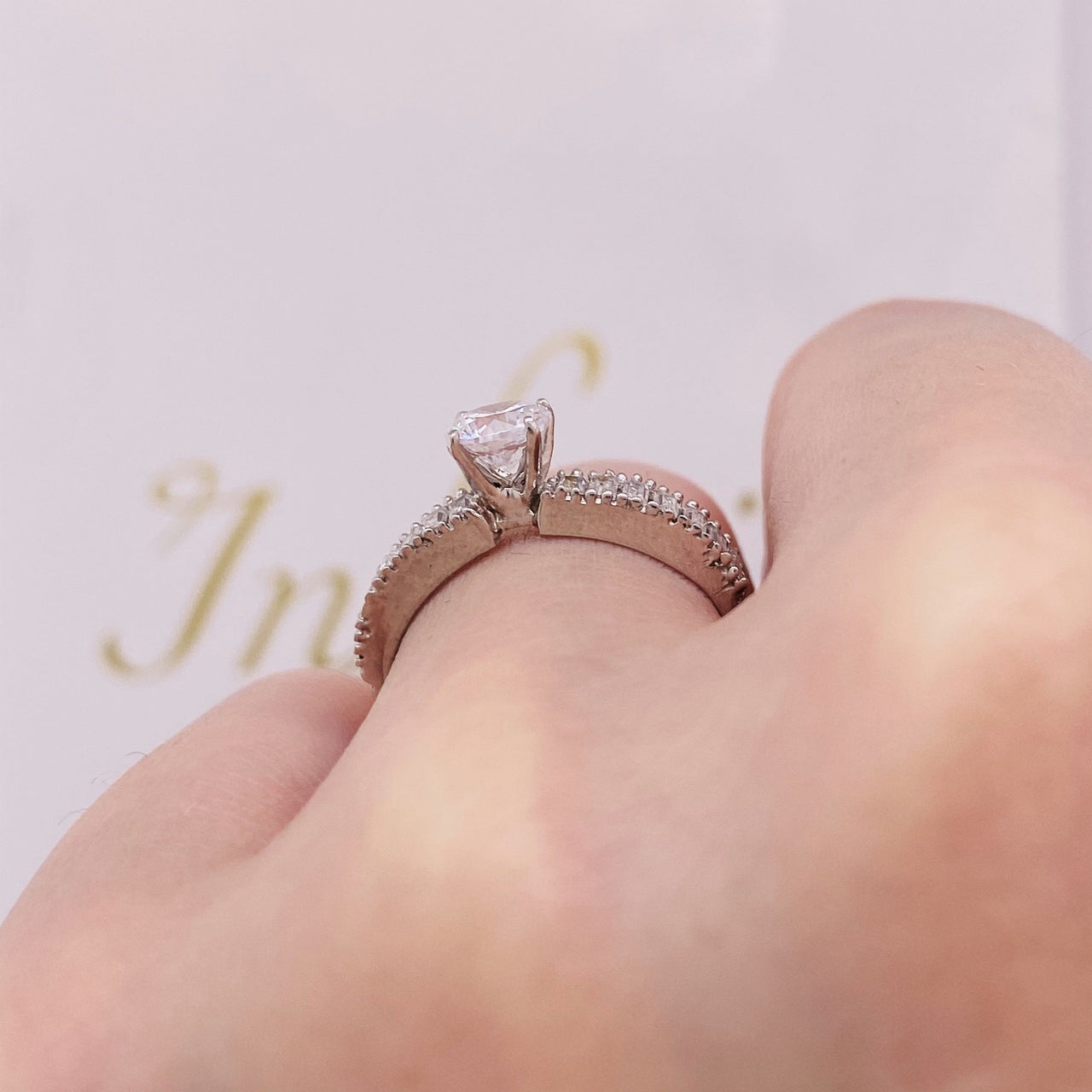 Anillo Oro Blanco 10k, Zirconia Central 5 mm con Baguettes - Infiniti Joyas