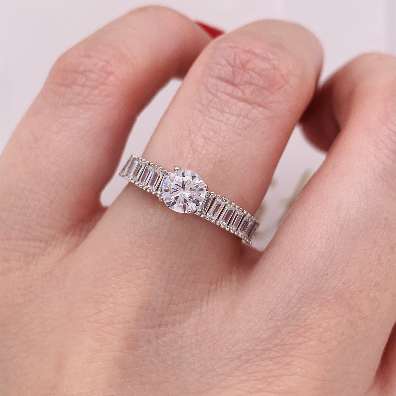 Anillo Oro Blanco 10k, Zirconia Central 5 mm con Baguettes - Infiniti Joyas