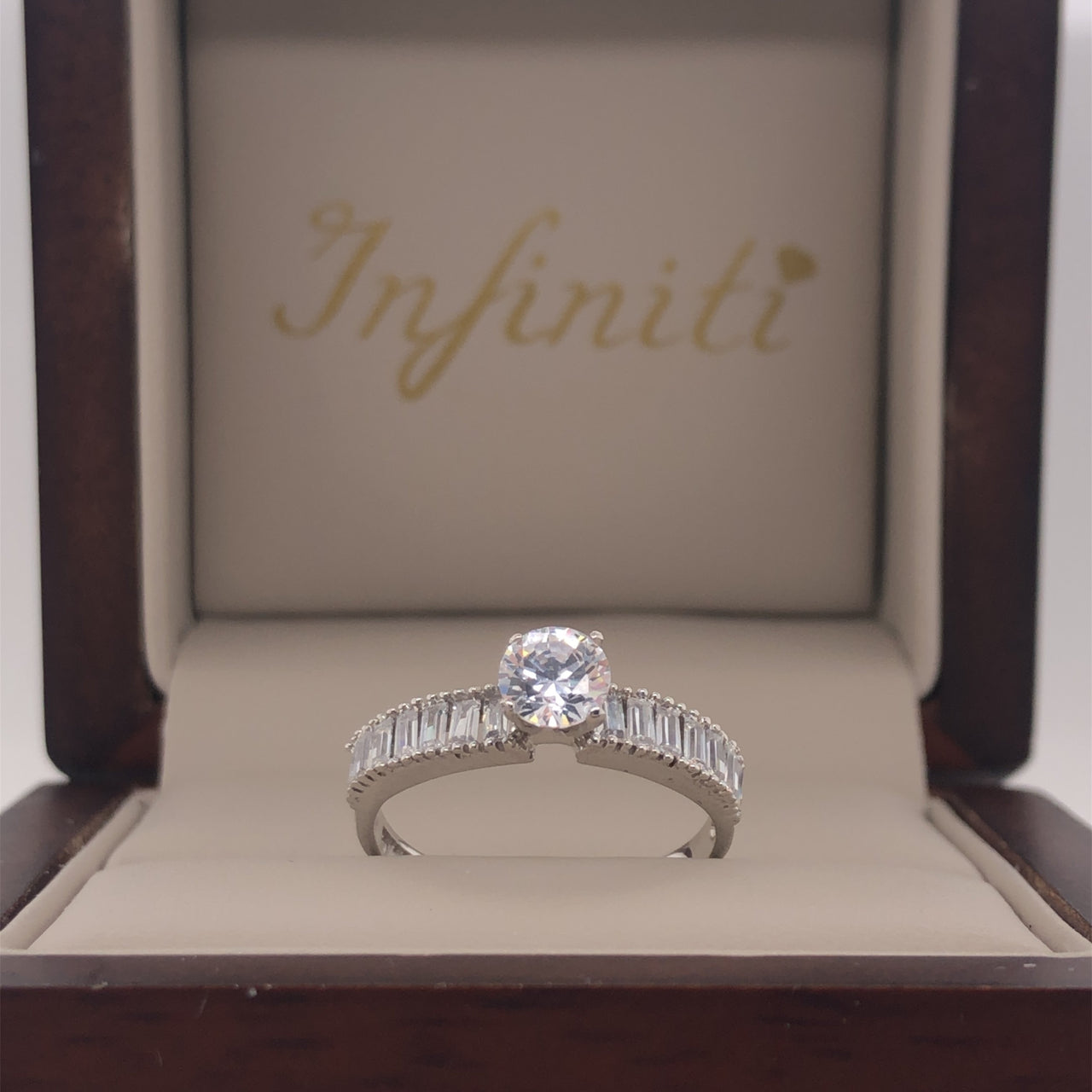 Anillo Oro Blanco 10k, Zirconia Central 5 mm con Baguettes - Infiniti Joyas