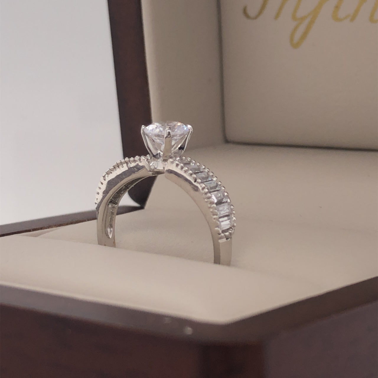 Anillo Oro Blanco 10k, Zirconia Central 5 mm con Baguettes - Infiniti Joyas