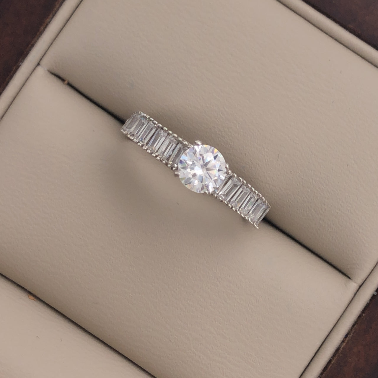 Anillo Oro Blanco 10k, Zirconia Central 5 mm con Baguettes - Infiniti Joyas