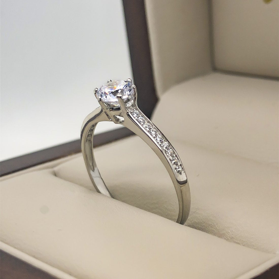 Anillo Oro Blanco 10k, con Zirconias de 5 mm - Infiniti Joyas