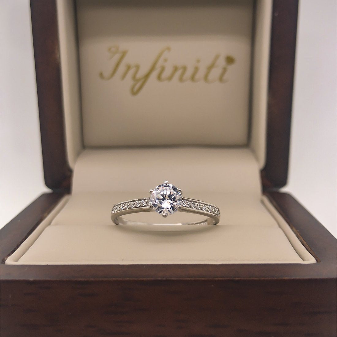 Anillo Oro Blanco 10k, con Zirconias de 5 mm - Infiniti Joyas