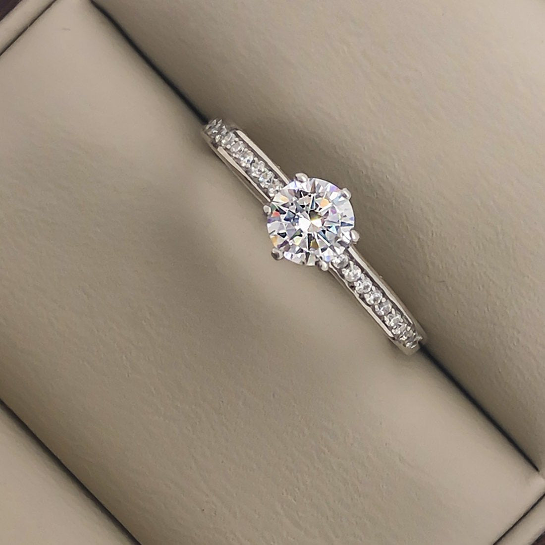 Anillo Oro Blanco 10k, con Zirconias de 5 mm - Infiniti Joyas