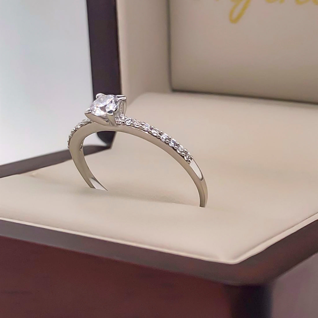 Anillo Oro Blanco 10k - Zirconia 4 mm con Laterales