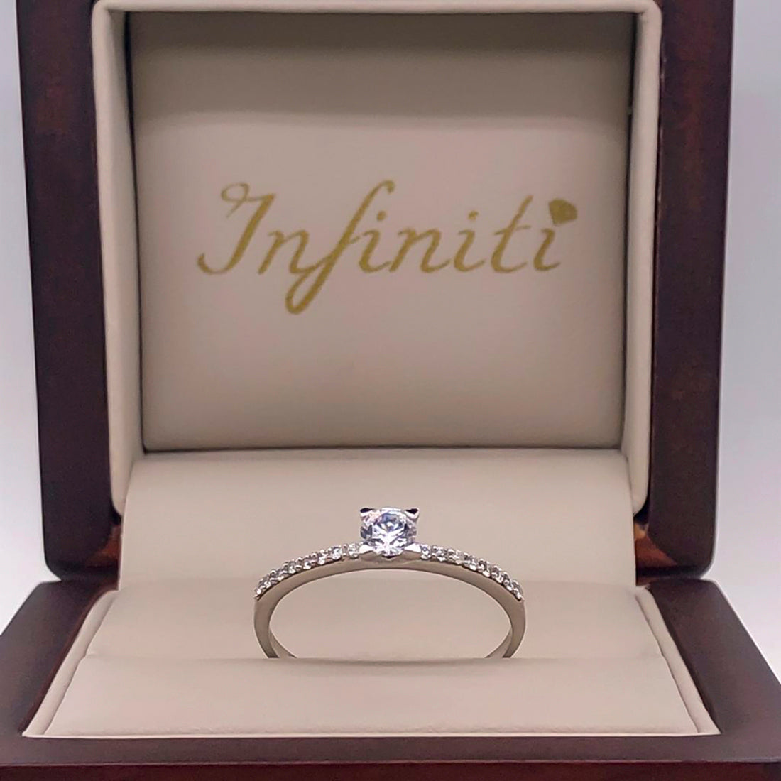 Anillo Oro Blanco 10k - Zirconia 4 mm con Laterales