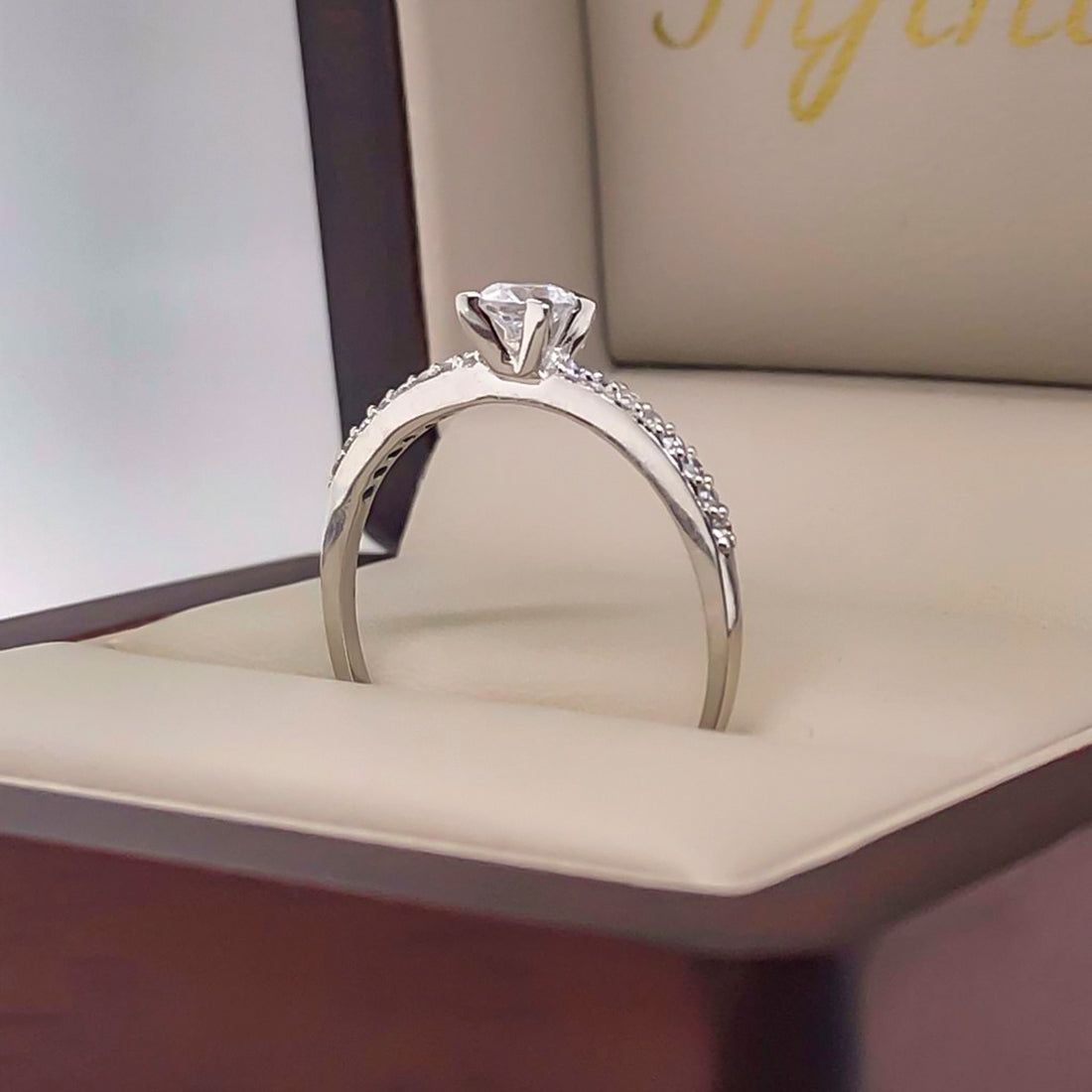 Anillo Oro Blanco 10k - Zirconia 4 mm con Laterales