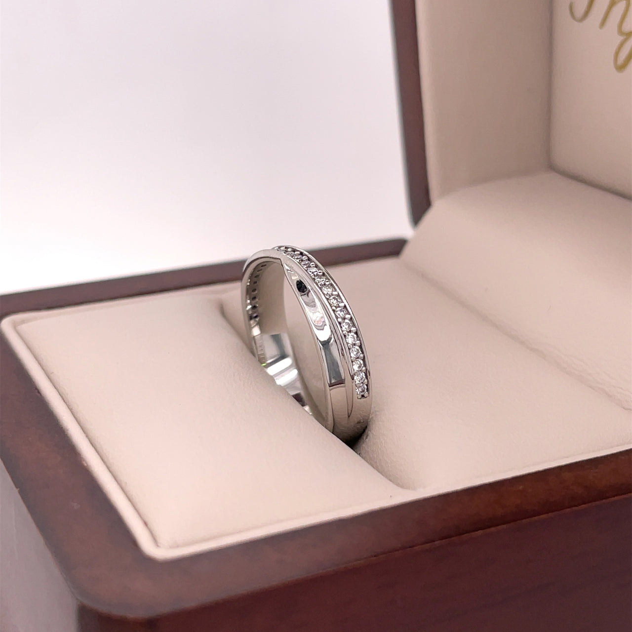 Argolla Oro Blanco 14k - Estilo Infinito con Zirconias, Ancho de 4 mm