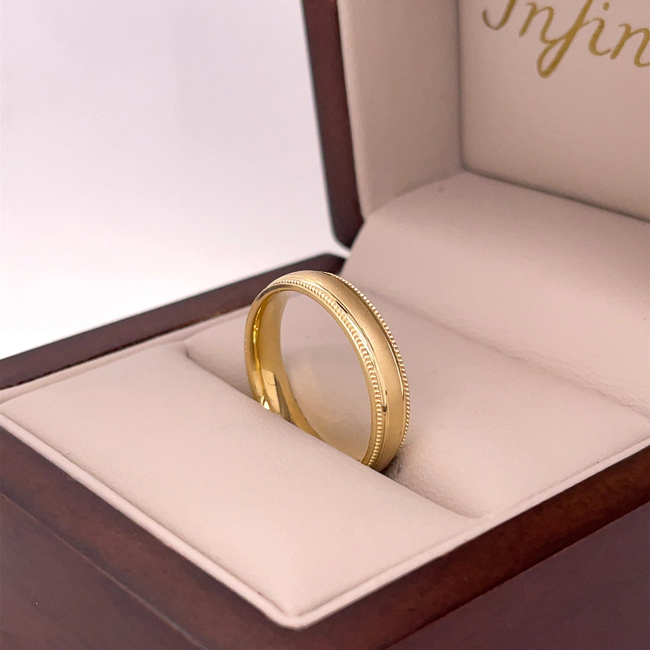 Argolla Oro Amarillo 14k - Acabado Satinado con Bisel, Ancho 4 mm
