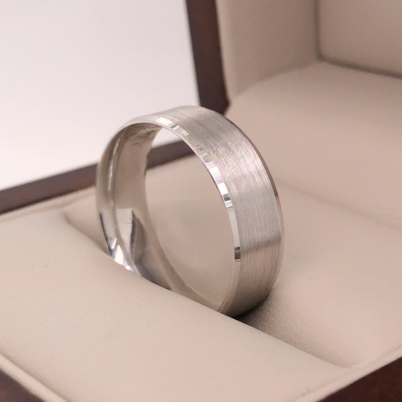 Argolla Oro Blanco 14k - Acabado Texturizado con Orillas Lisas, Ancho de 6 mm