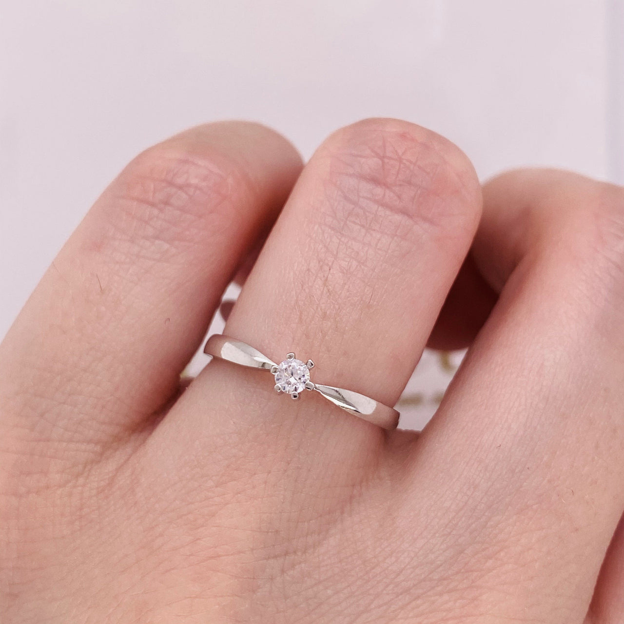 Anillo Solitario Oro Blanco 14k, con Zirconia de 3 mm - Infiniti Joyas