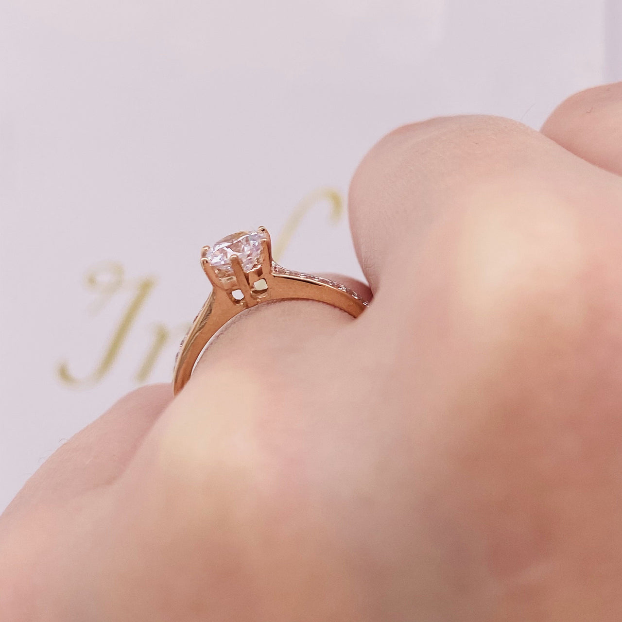 Anillo Oro Rosa 14k, Estilo Pavé Zirconia Central 5 mm - Infiniti Joyas