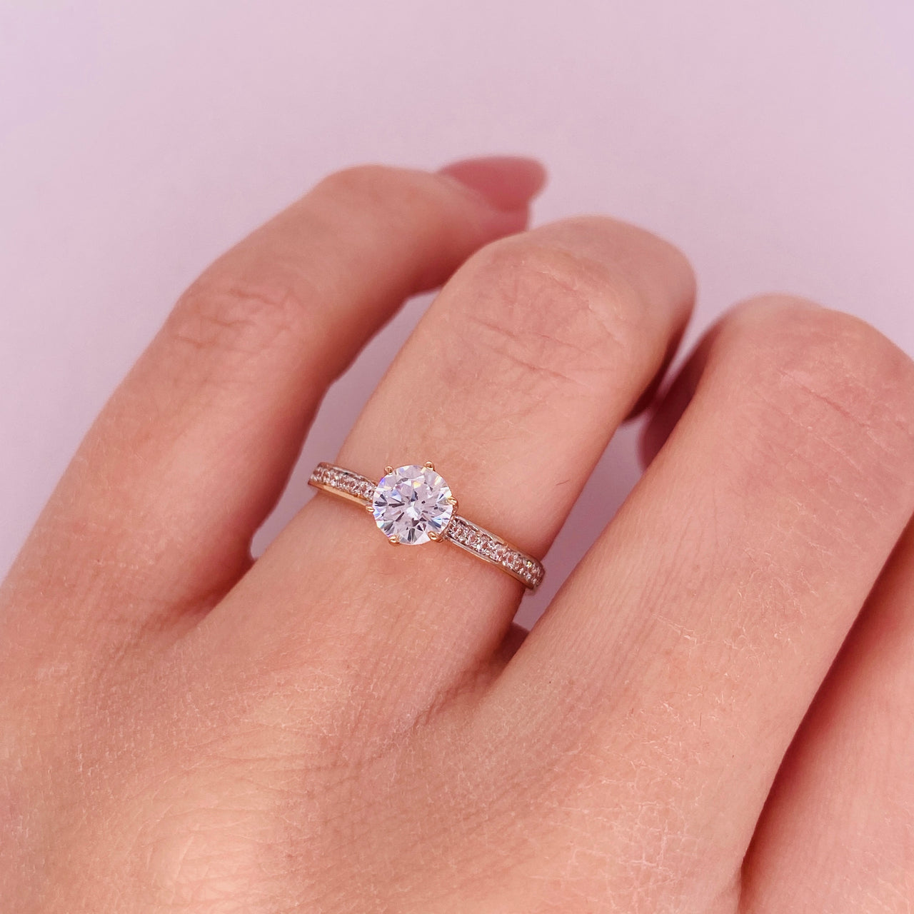 Anillo Oro Rosa 14k - Estilo Pavé Zirconia Central 5 mm