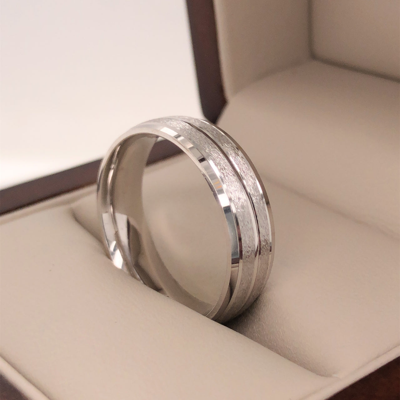 Argolla Oro Blanco 14k - Acabado Diamantado, Ancho de 6 mm