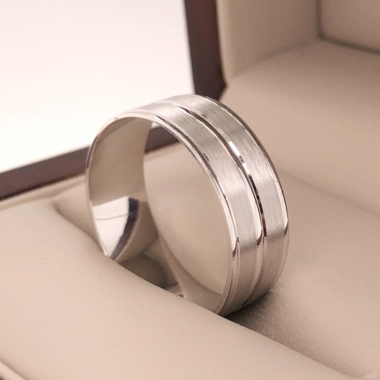 Argolla Oro Blanco 14k - Acabado Mate Liso, Ancho 7 mm