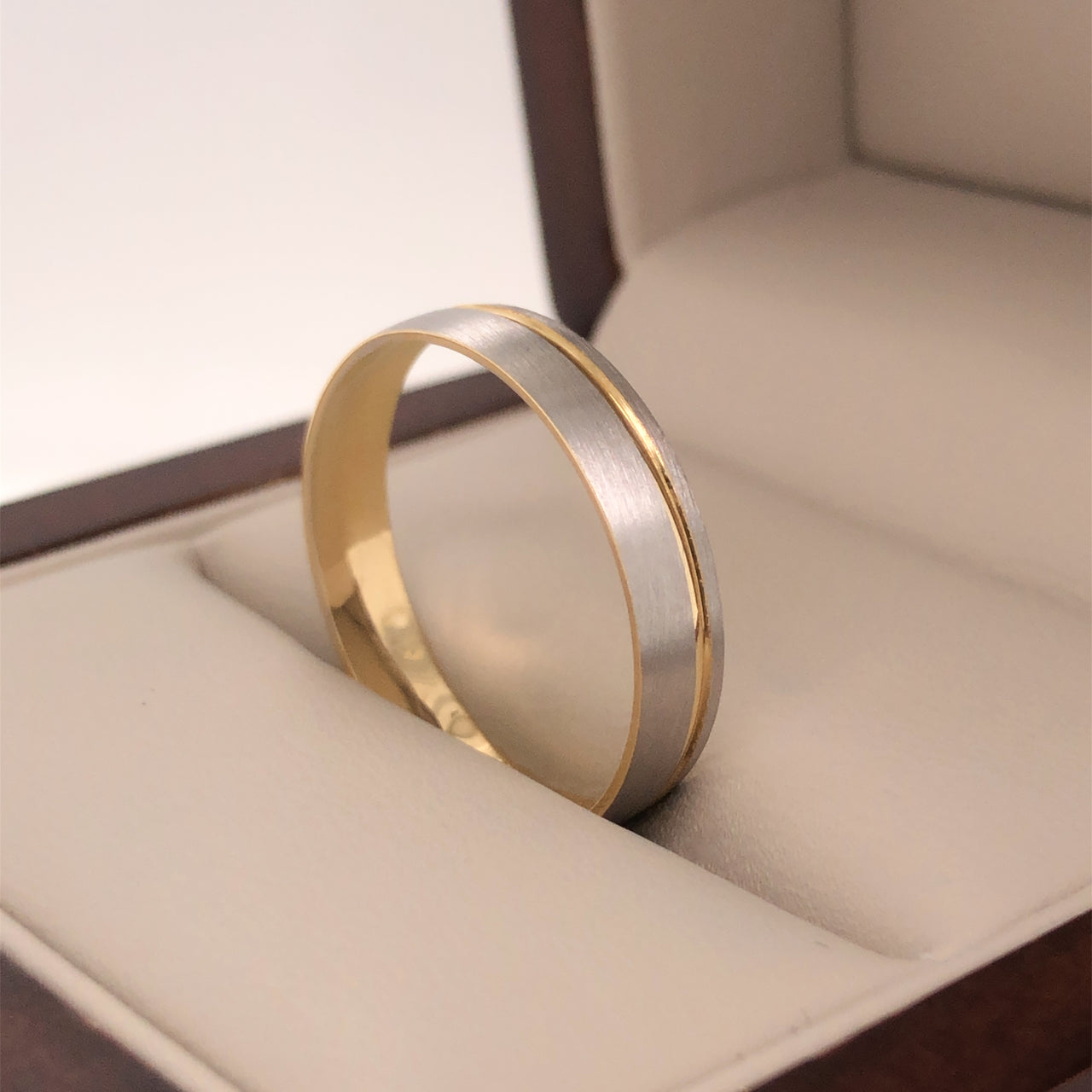 Argolla Oro Blanco 14k - Acabado Mate con Oro Amarillo Liso, Ancho 4 mm