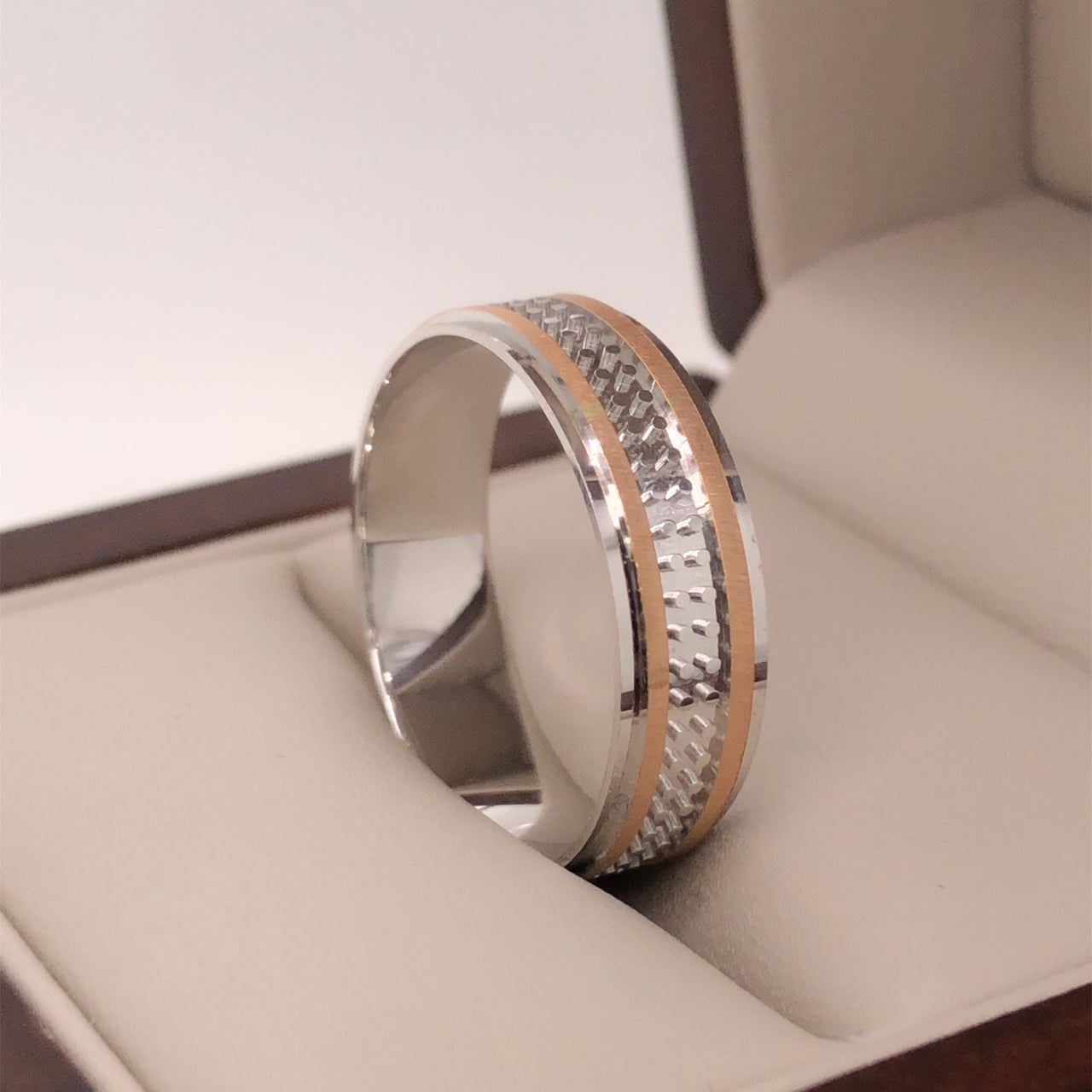 Argolla Oro Blanco con Rosa 14k - Acabado Mate Liso, Ancho 6 mm