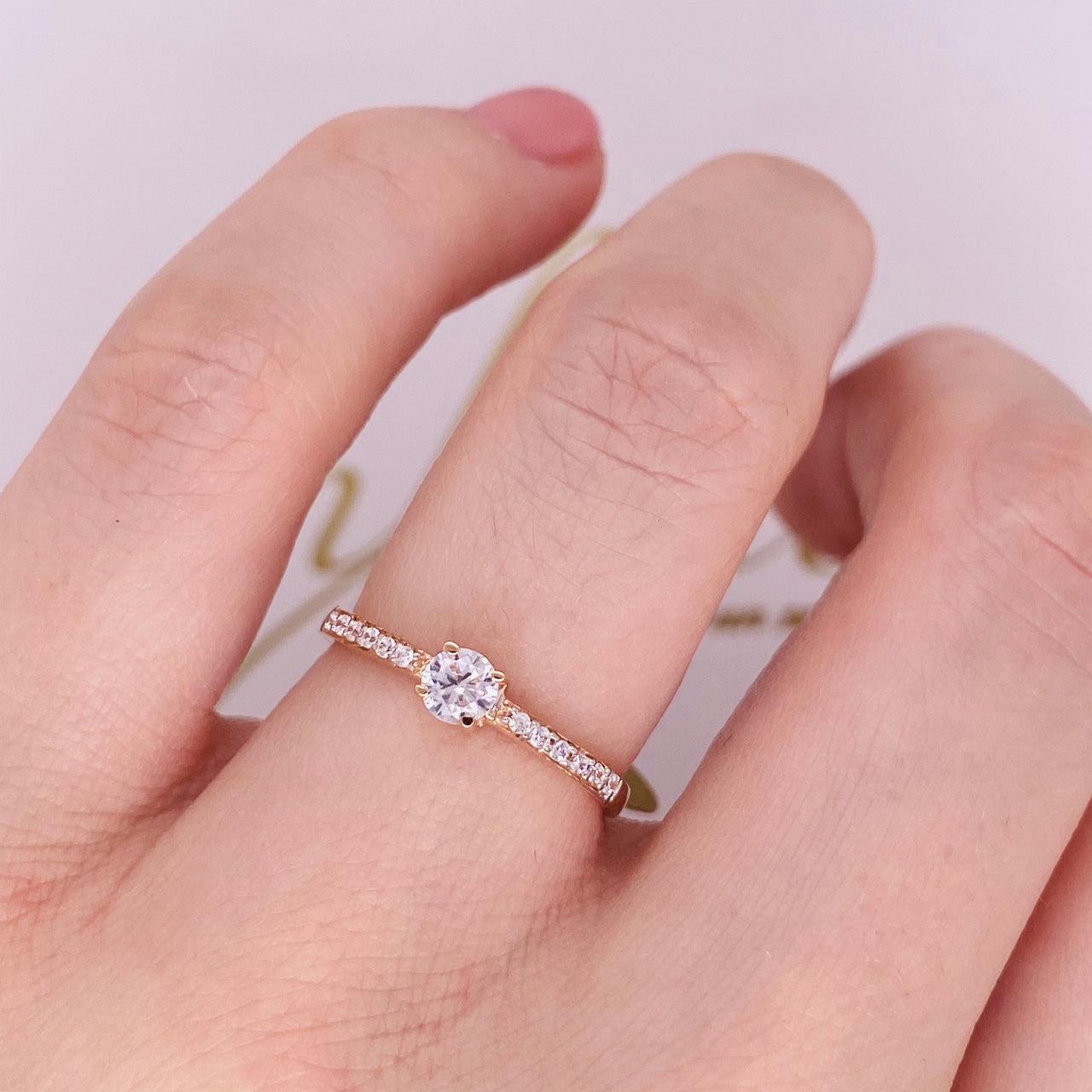 Anillo Oro Rosa 14k - Zirconia Central de 4 mm