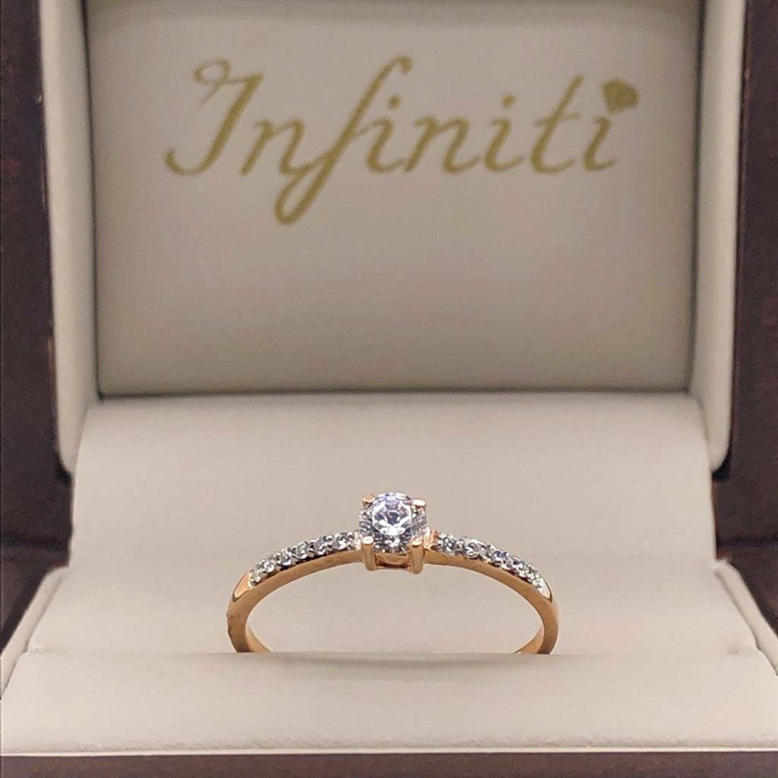 Anillo Oro Rosa 14k, Zirconia Central de 4 mm - Infiniti Joyas