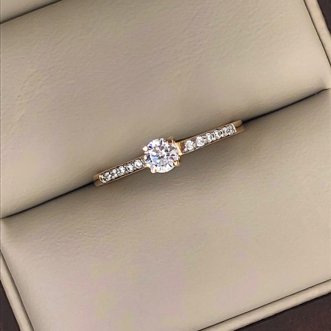 Anillo Oro Rosa 14k, Zirconia Central de 4 mm - Infiniti Joyas