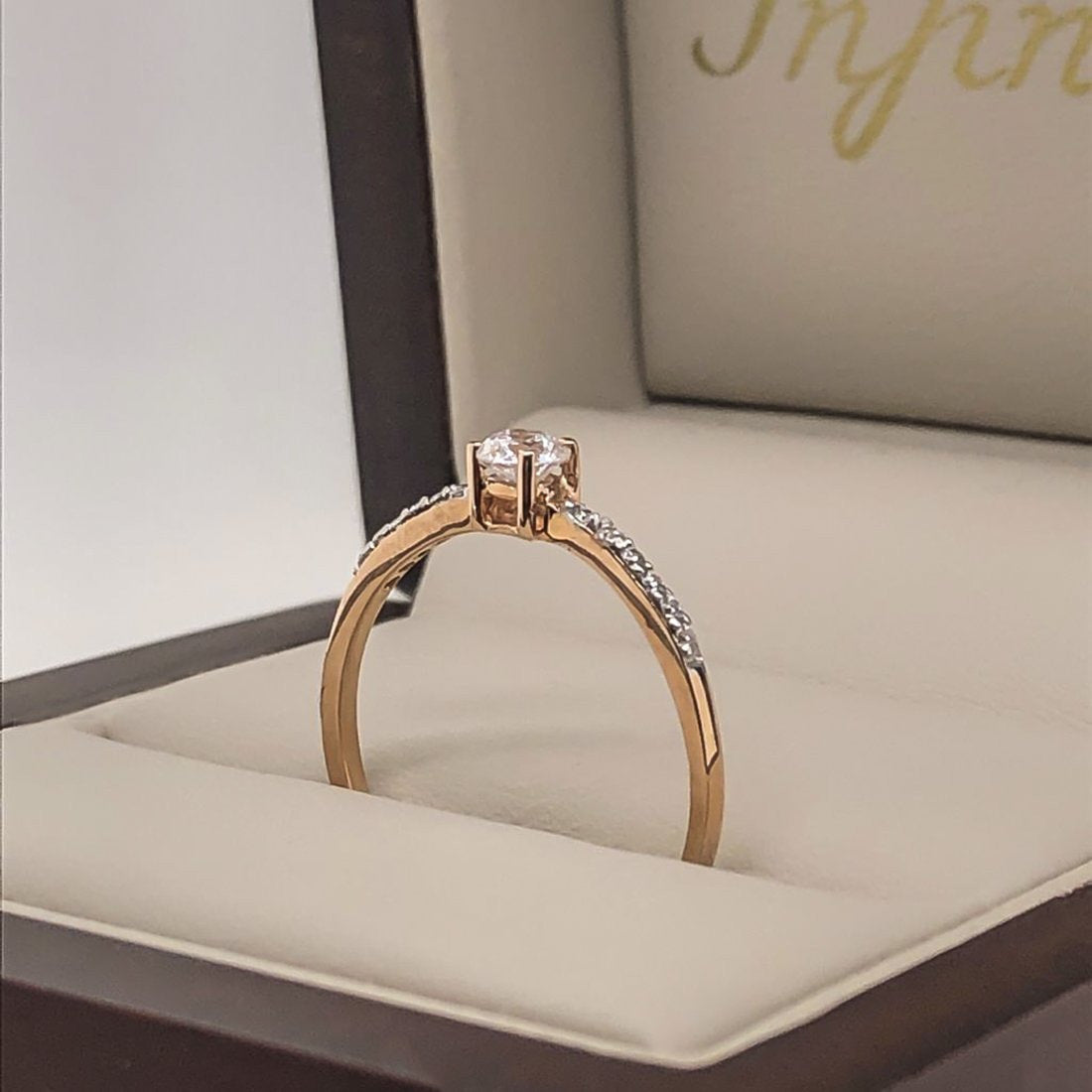 Anillo Oro Rosa 14k, Zirconia Central de 4 mm - Infiniti Joyas