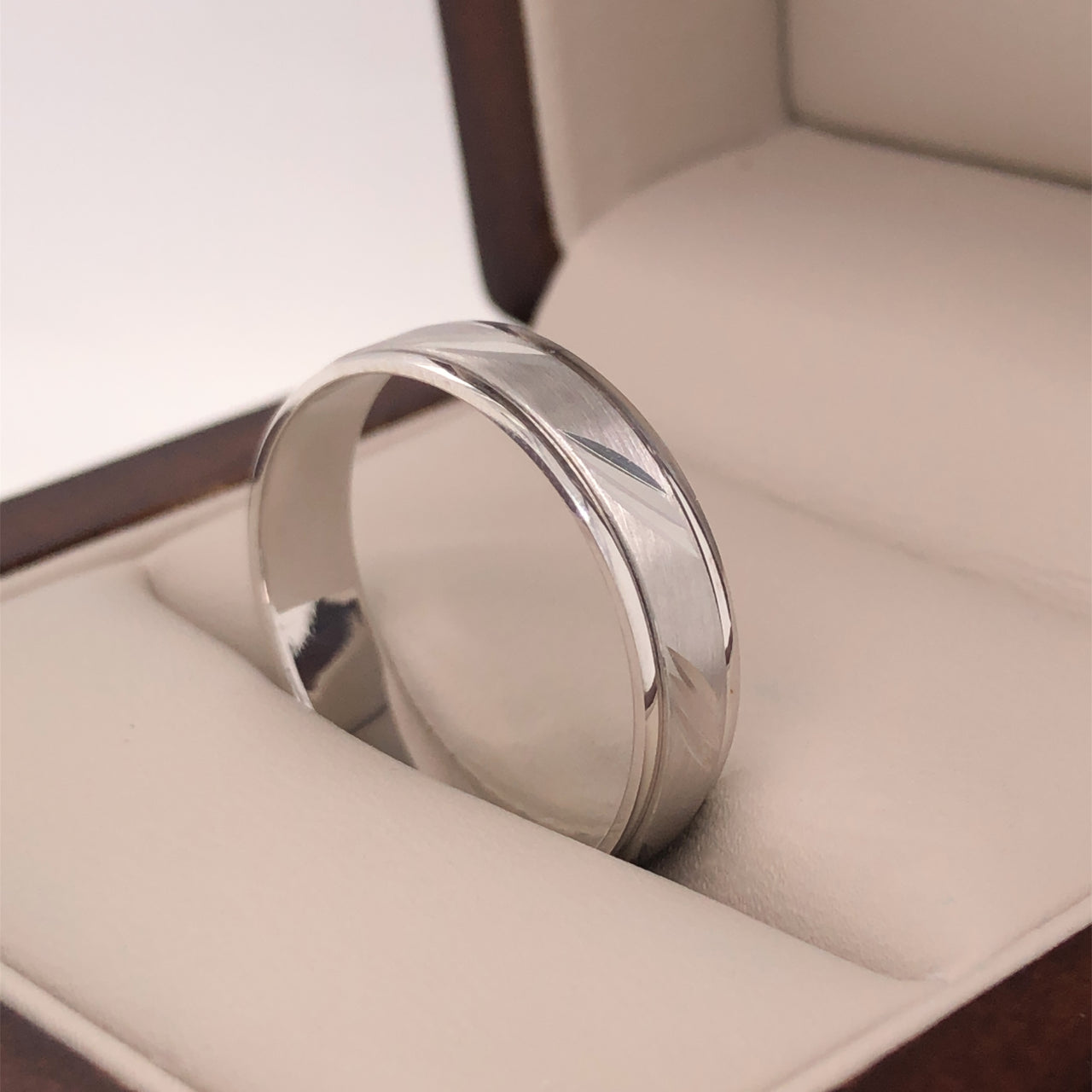 Argolla Oro Blanco 14k - Diamantada Giratoria, Ancho 5 mm
