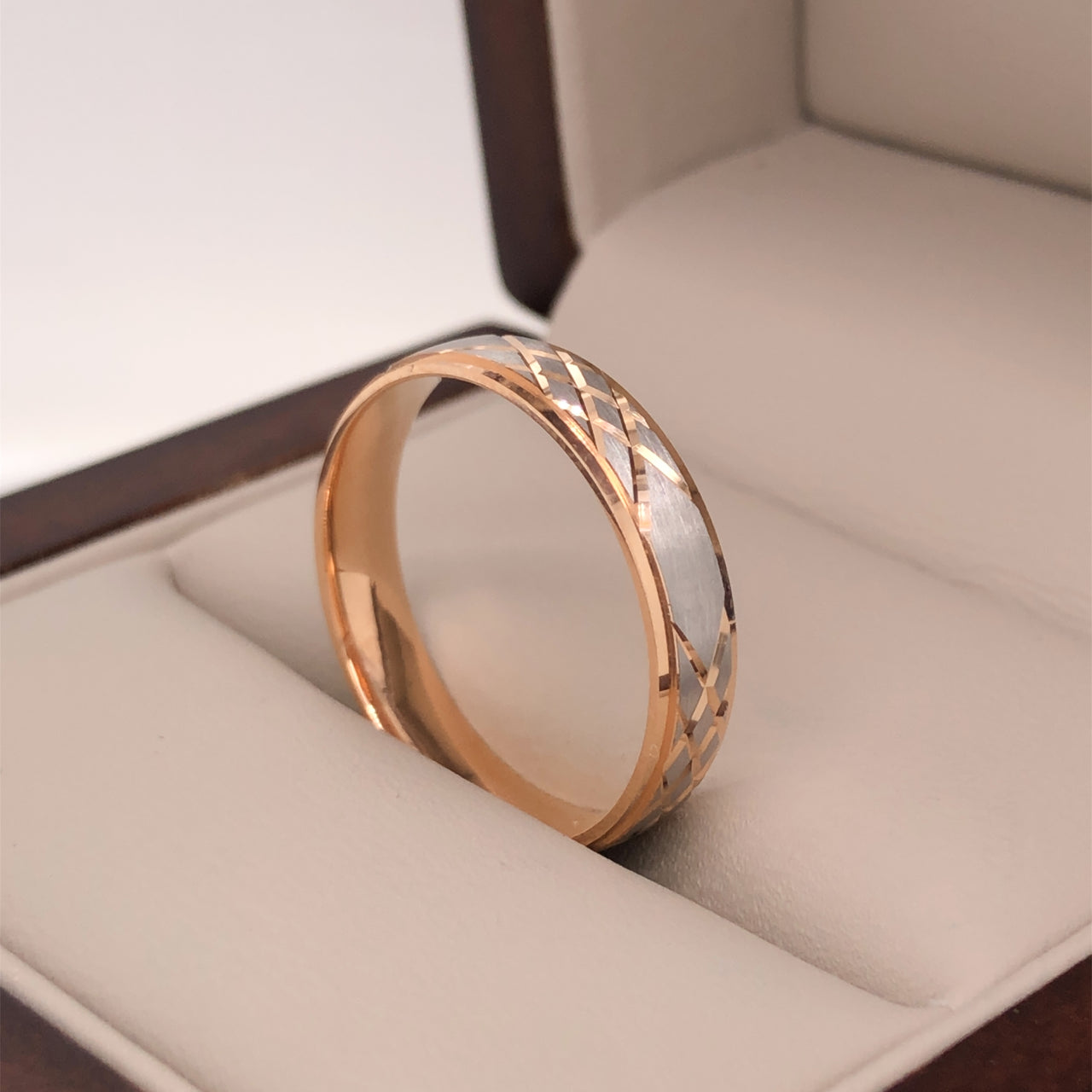 Argolla Oro Rosa 14k, Diamantada Oro Rosa 4 mm, Acabado Platinado  *PRECIO UNITARIO