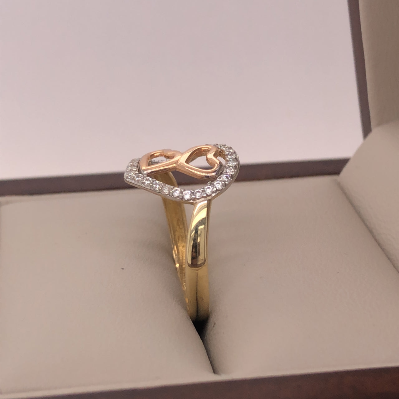 Anillo Oro 10k, en Forma de Corazón con Zirconias y Oro Florentino 10k